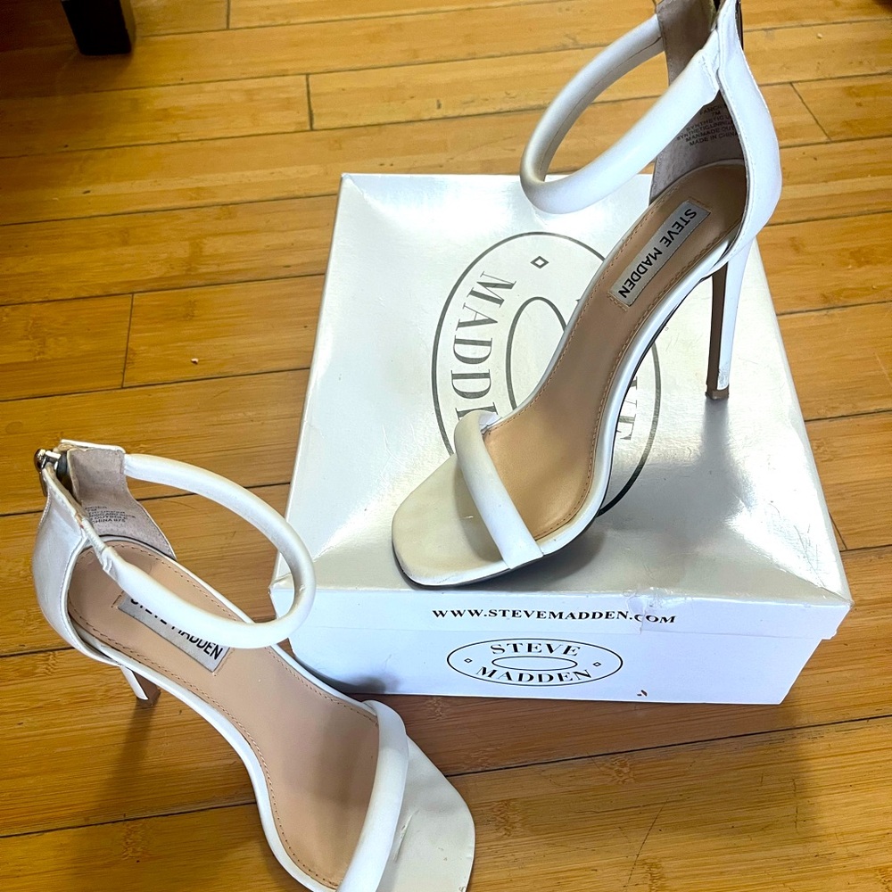 Steve Madden Fancier Stiletto size 7 White with zipper in original box.